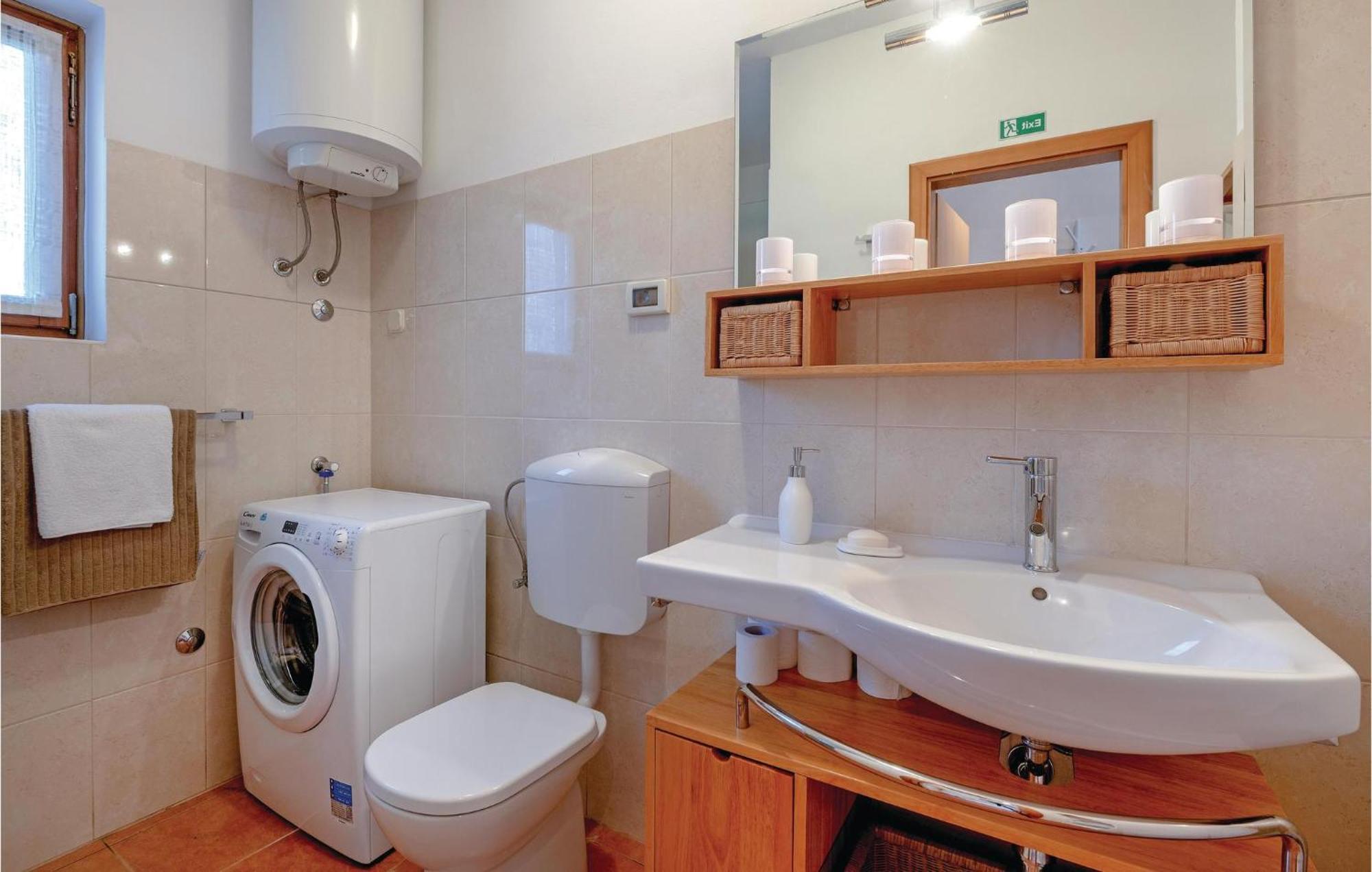 Beautiful Home In Bale With Kitchen 외부 사진
