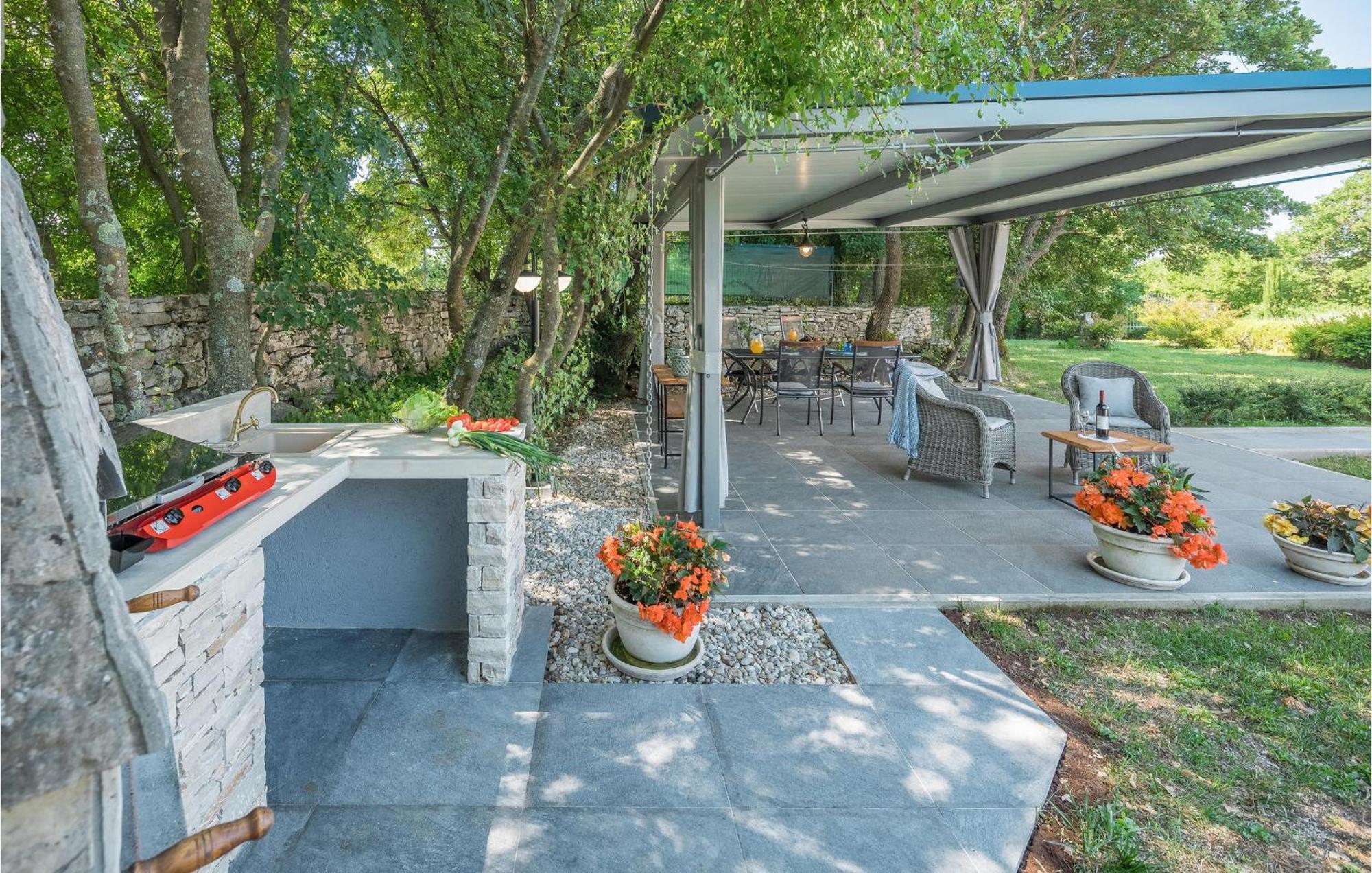 Beautiful Home In Bale With Kitchen 외부 사진